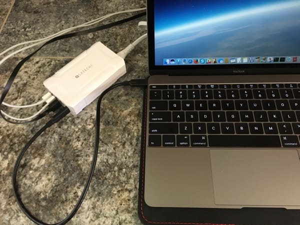 Satechi 60W charger & MacBook
