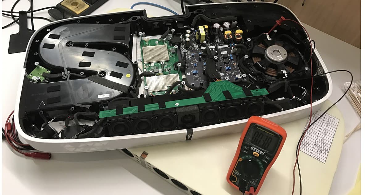 guts-exposed picture of Sonos Playbase