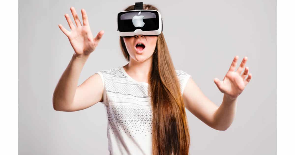 A science YouTuber is working for Apple. Image of a girl wearing a VR headset.