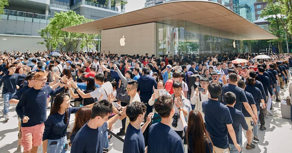 Apple Store Taipei queues