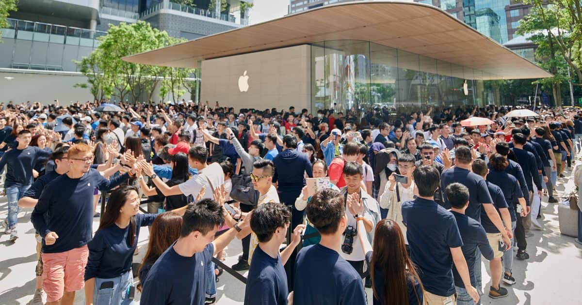 Apple Store Taipei queues