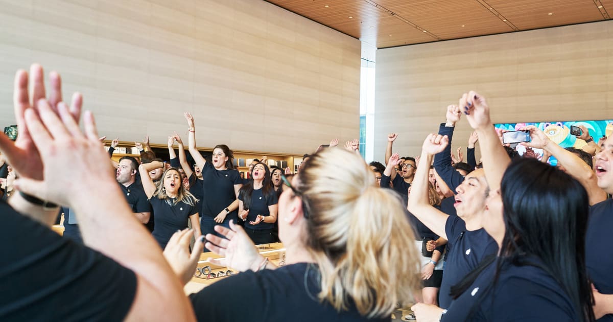 Apple Store Antara Staff