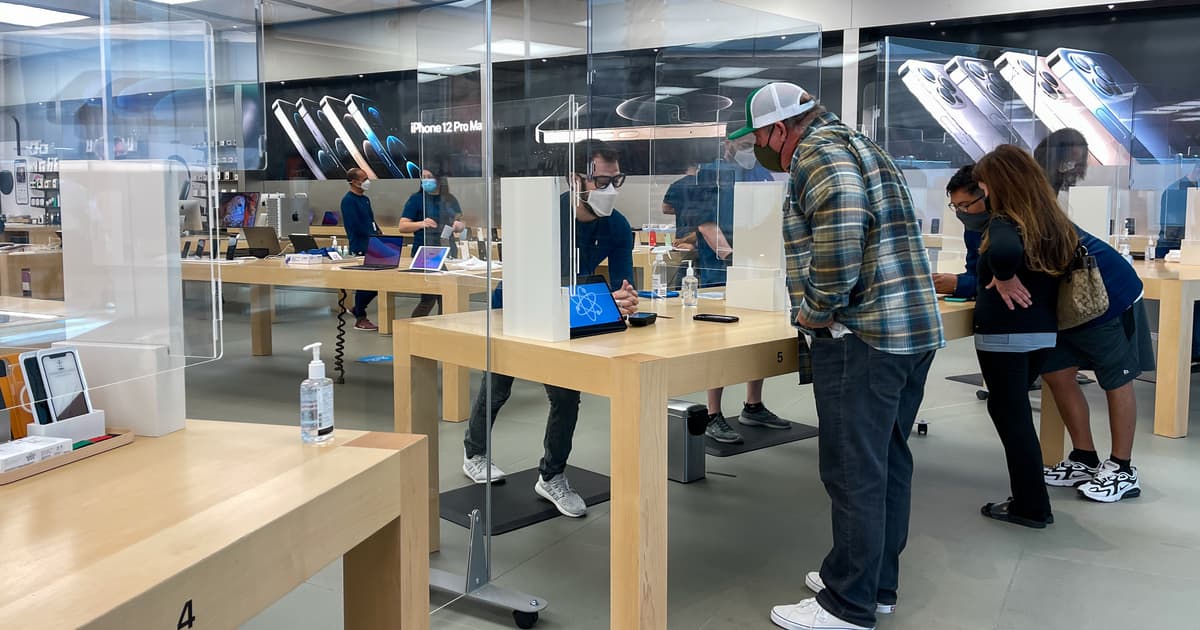 Apple Store Shoppers and Employees