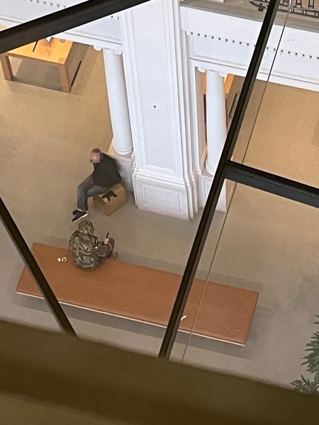Aerial footage of Amsterdam Apple Store hostage situation
