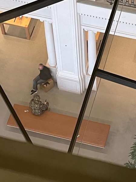 Aerial footage of Amsterdam Apple Store hostage situation