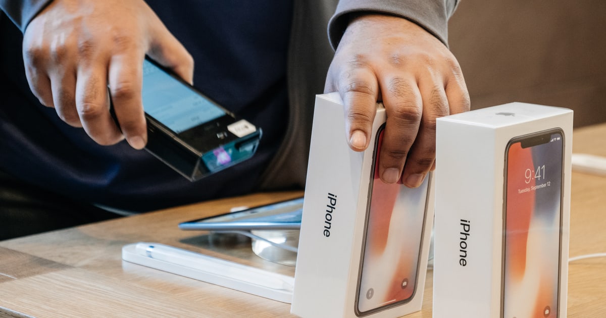 smartphone shipments drop except for apple