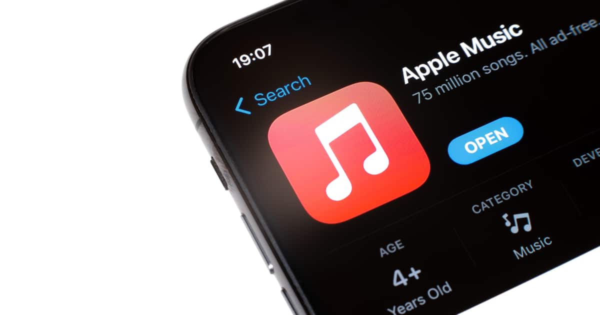 Apple Music Installs Automatically on iPhone Dock Displacing Other Apps