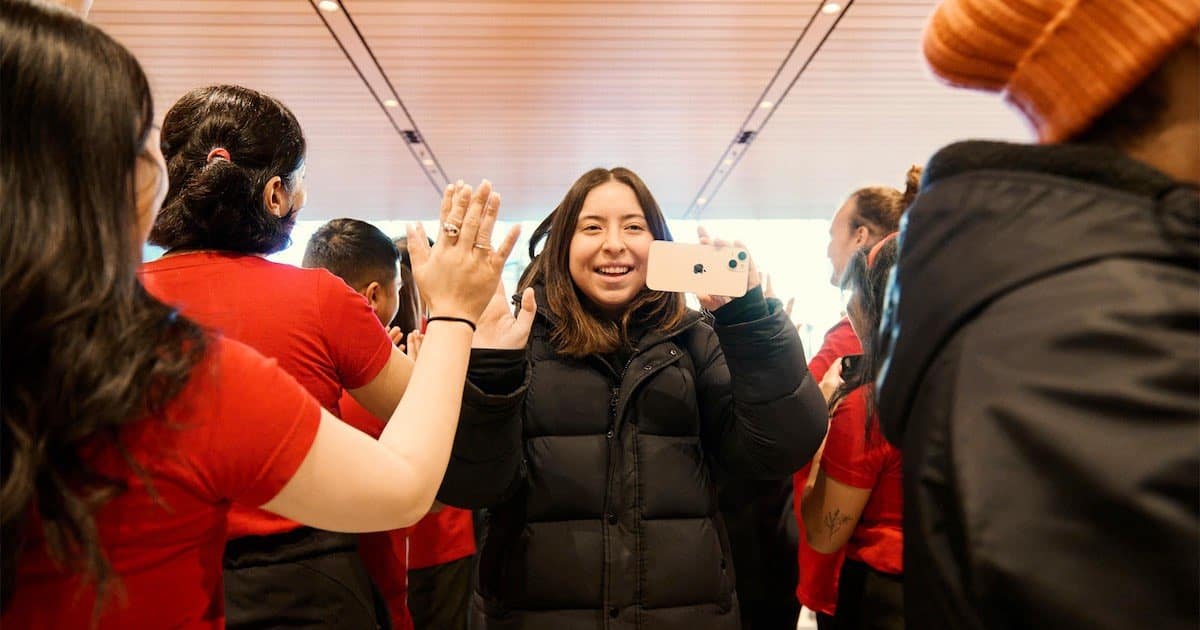 New Apple Pacific Centre in Vancouver Celebrates Opening with Local Artists and More