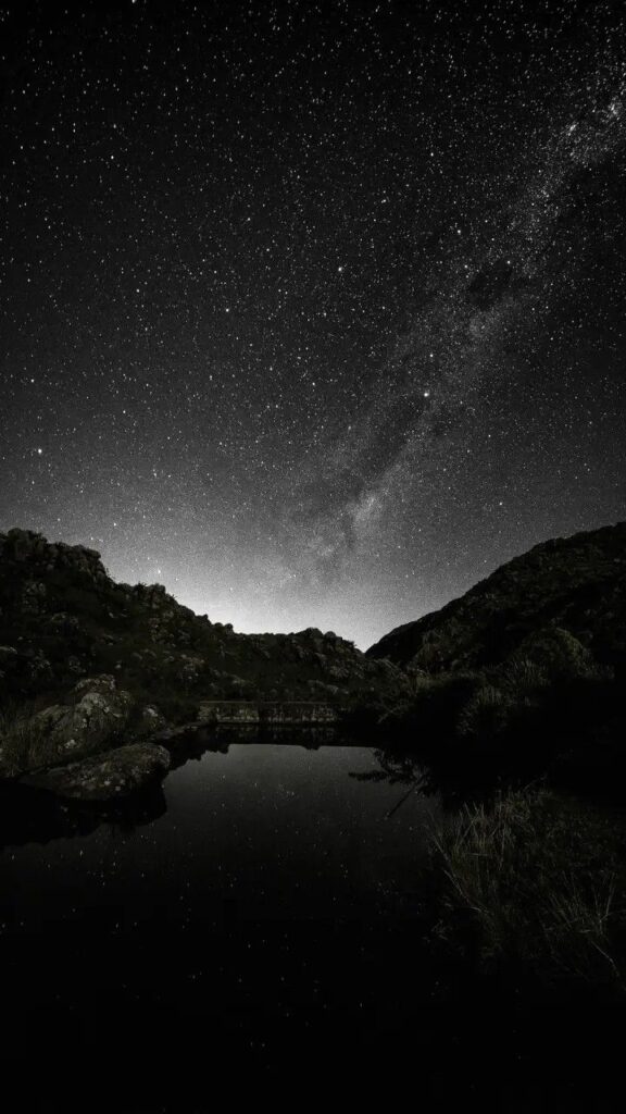 alternative iOS wallpaper showing the night sky
