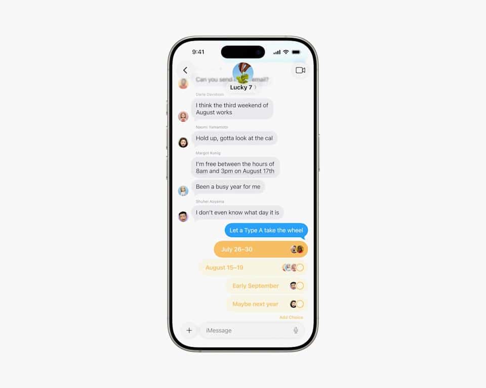 Ein Smartphone zeigt einen Gruppenchat an, der Terminoptionen für Veranstaltungen im Juli und August bespricht, mit spielerischen Nachrichten über volle Terminkalender.