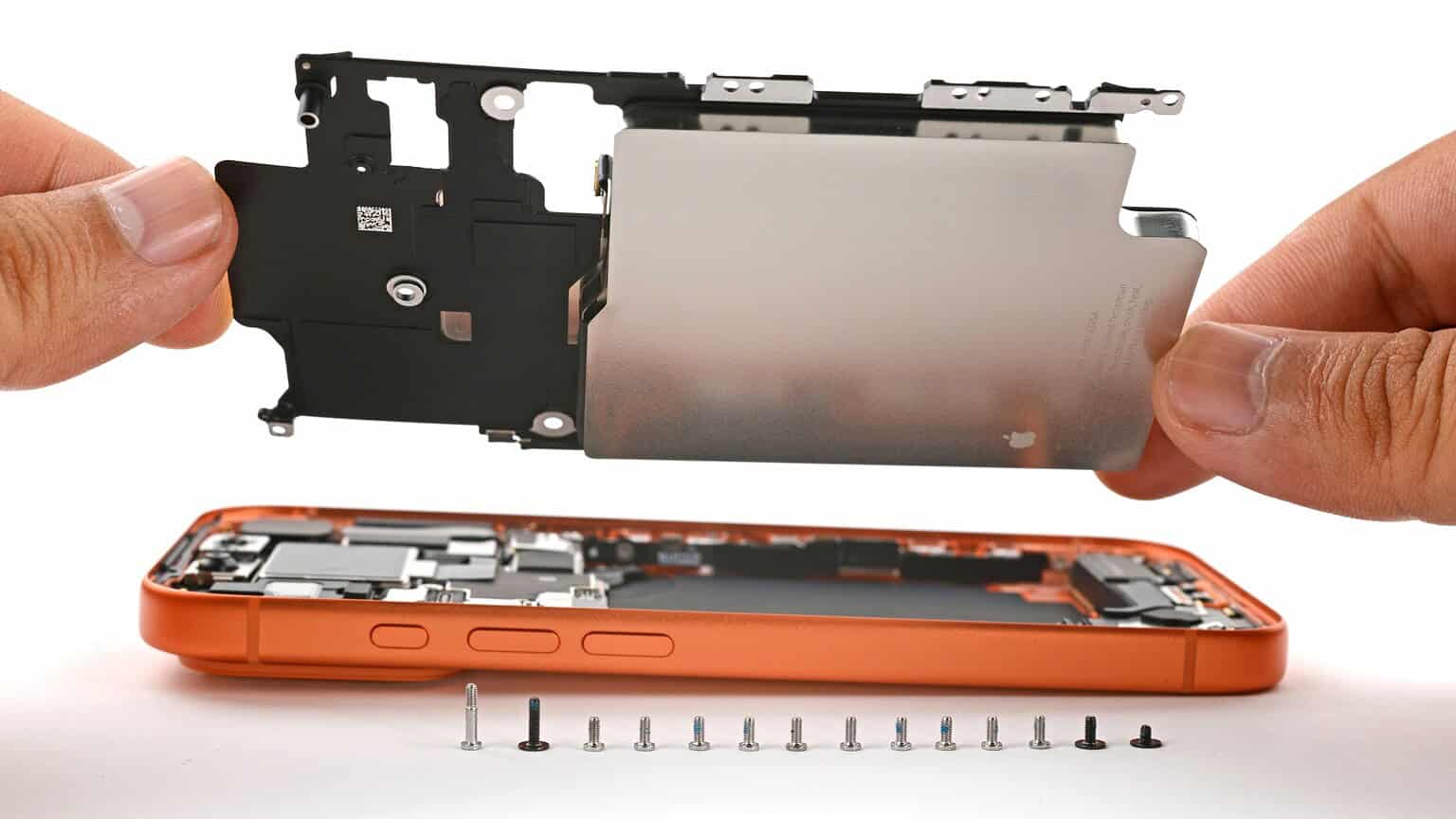 iPhone 17 Pro Teardown Reveals Vapor Chamber Cooling and Scratchgate Issues