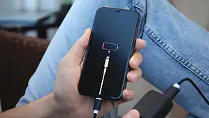 L&rsquo;iPhone se charge lentement après iOS 18 ? Voici que faire