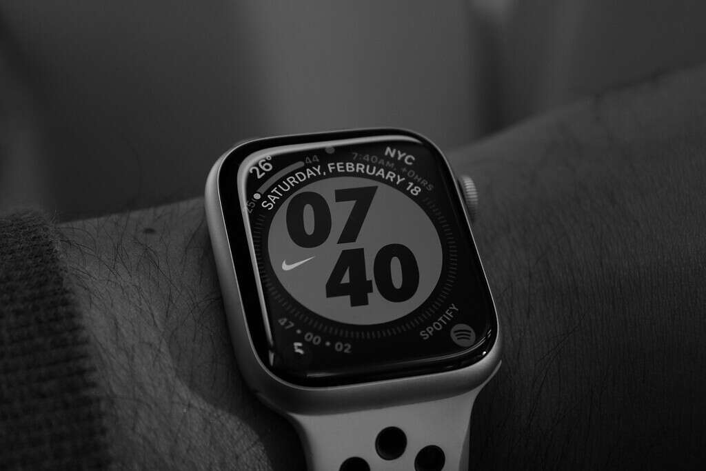 apple watch ultra 3 vs samsung galaxy watch display
