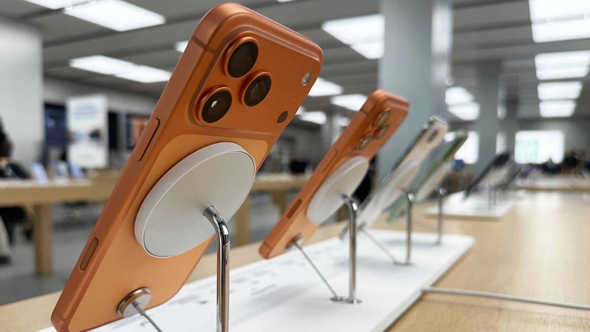 Apple Store Demo Units get new MagSafe Chargers to stop ‘Scratchgate’