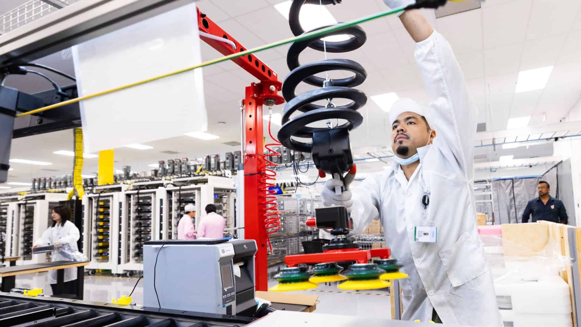 Apple starts shipping AI servers built in the US ahead of schedule