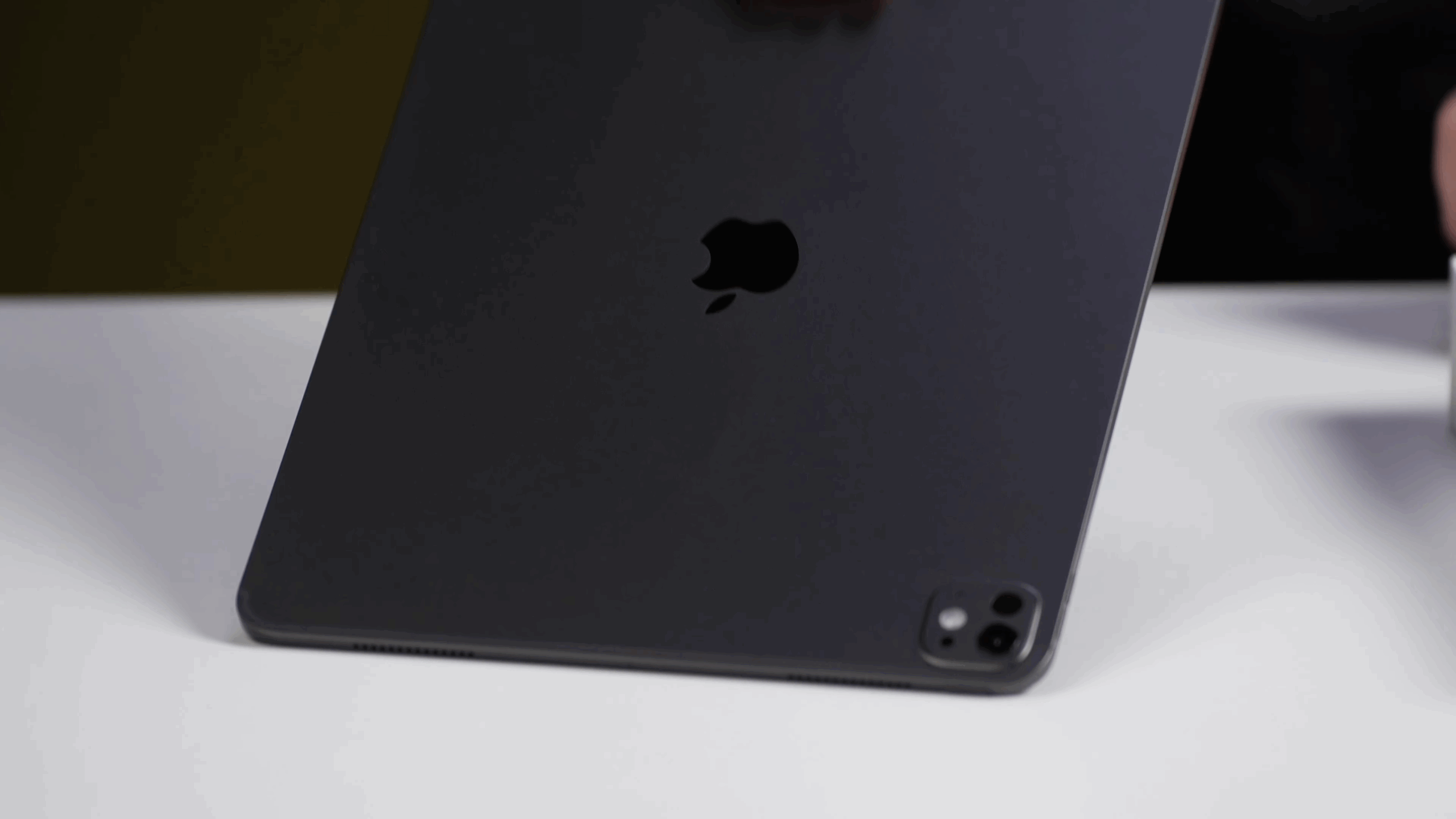 Exclusive! Unboxing the iPad Pro with the M5 before Apple! 2-56 screenshot