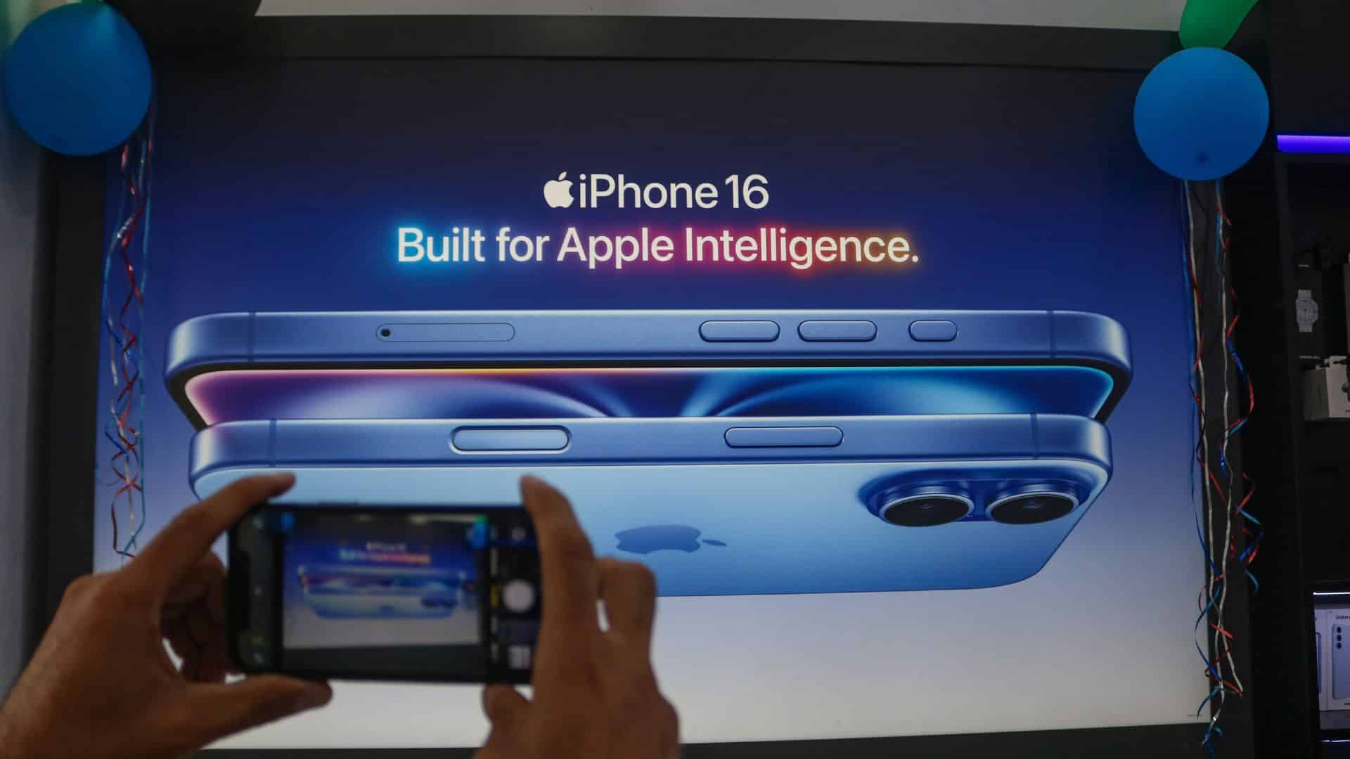 Weeks after iPhone 17 release, users say Apple abandoned Apple Intelligence