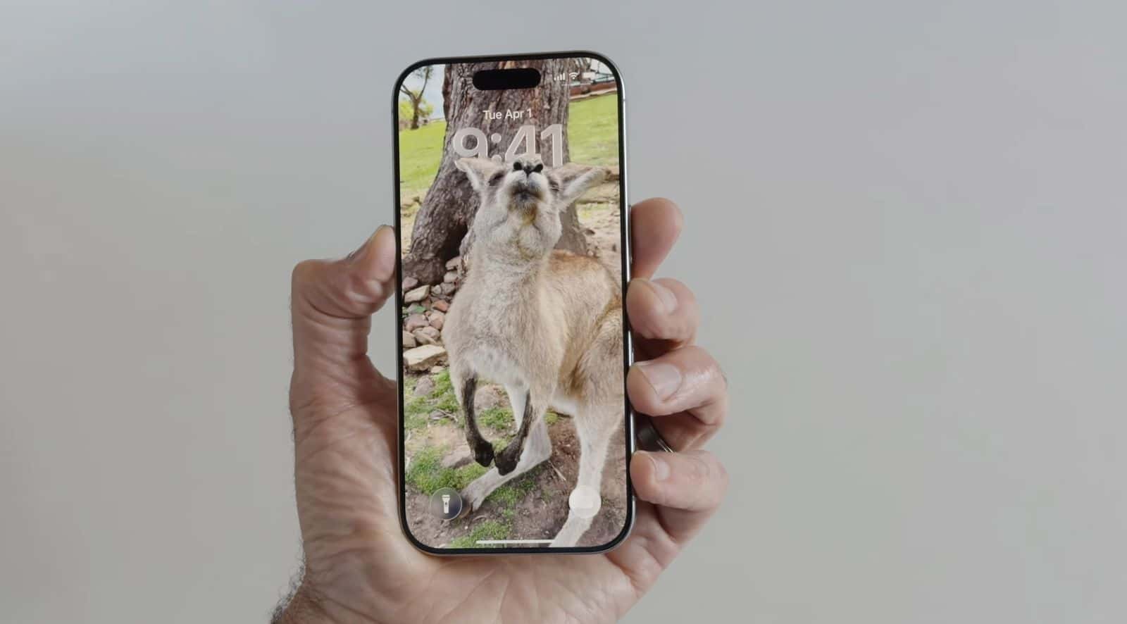 How to Make Your Lock Screen Background Holographic in iOS 26