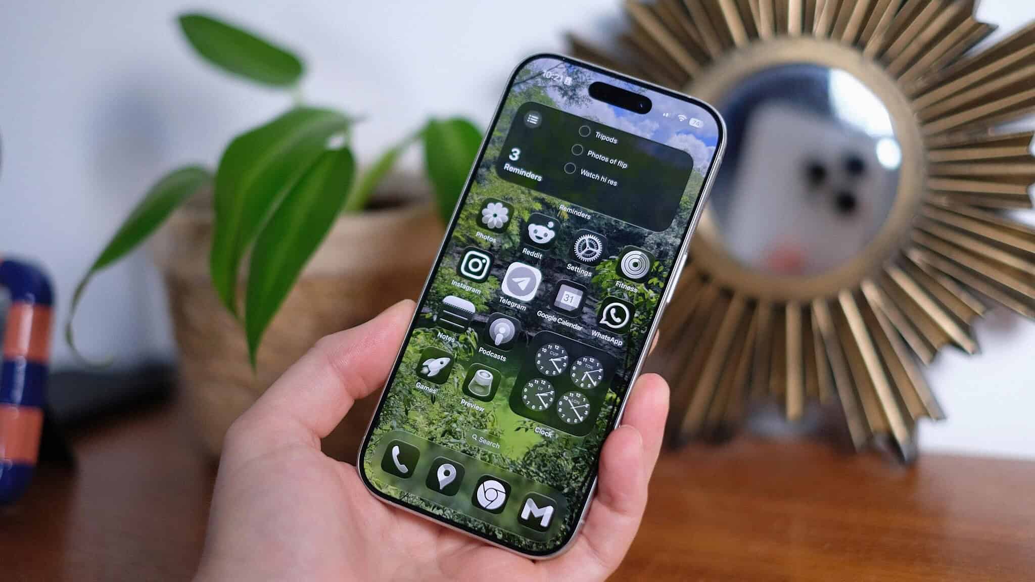 How to Make Your Lock Screen Background Holographic in iOS 26