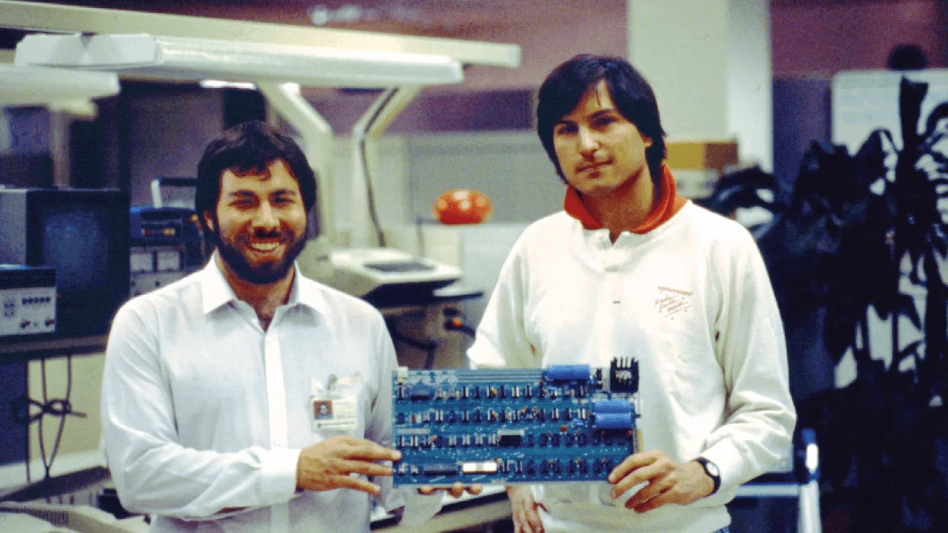 Steve Wozniak says AI still can’t replace humans, criticizing its “too perfect” answers and lack of real understanding and emotion.