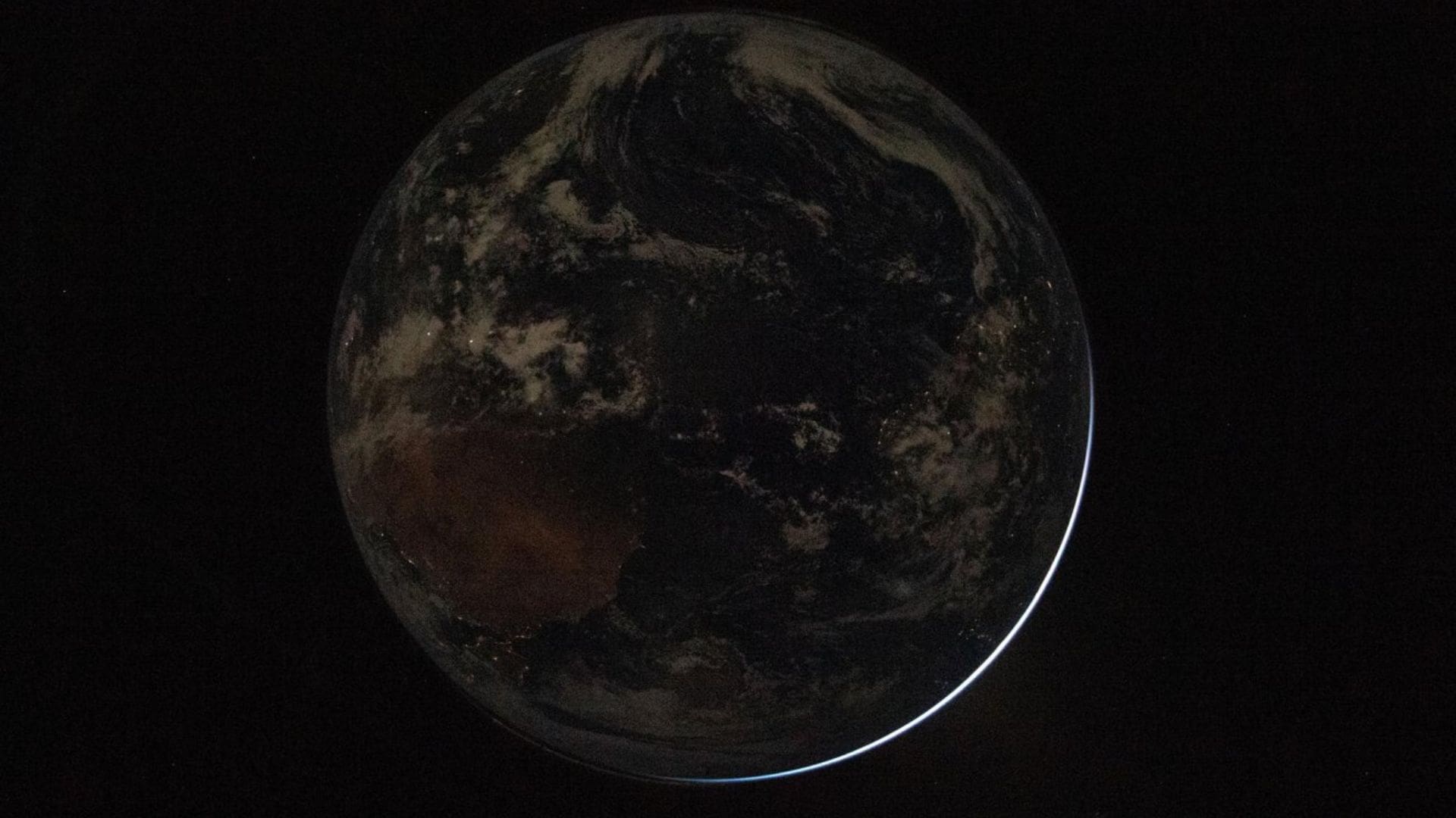 iPhone 17 Pro Max earth photo from Artemis II