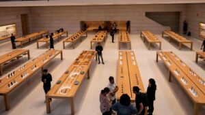 Maryland Governor Backs Apple Towson Workers Amid Store Closure Dispute