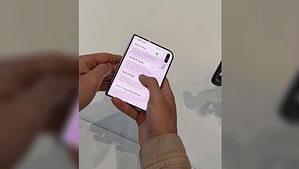 iPhone Duo Bezel Setting Keeps Cases From Hiding the Outer Screen