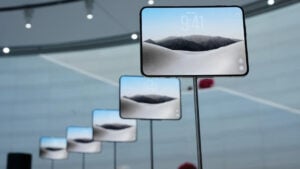 Apple Sent 80% of Initial iPhone Duo Stock to Retail Stores, Report Says